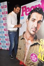 John Abraham launches special issue of People magazine in F Bar, Mumbai on 28th Nov 2012 (19).JPG